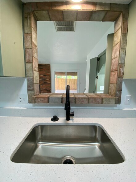 Building Photo - 530 Westwood Ct