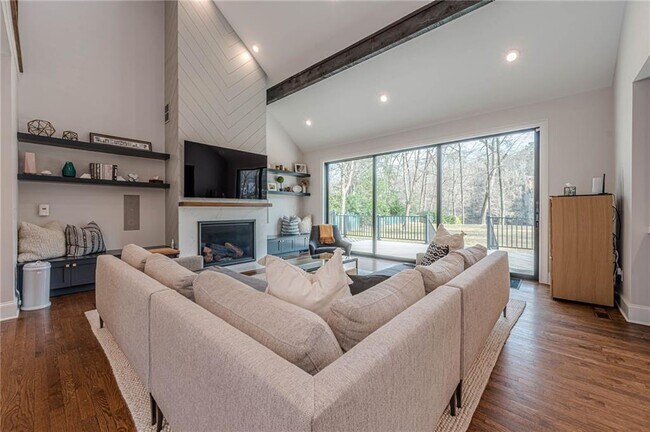 Building Photo - 4562 Columns Dr SE