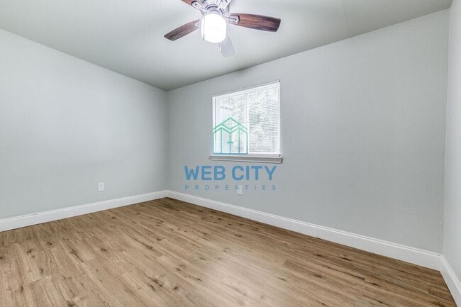 Building Photo - 405 Viaduct St