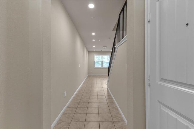 Building Photo - 2880 Donnell Dr