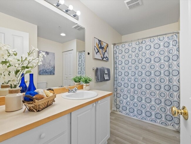 Building Photo - Available Now - 2 Bed/2 Bath End Unit Townhouse with Garage - Issaquah