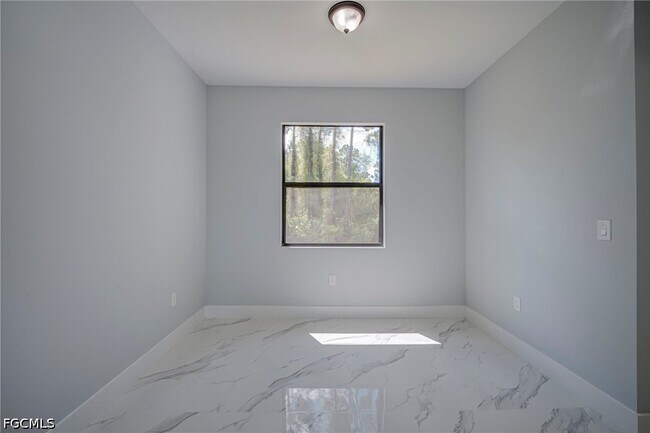 Building Photo - 872 Spaulding St E