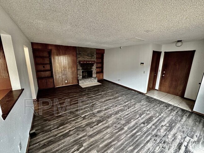 Building Photo - 7000 Woodlake Dr