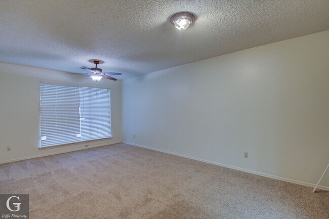 Building Photo - 4 bedroom 2 bathroom