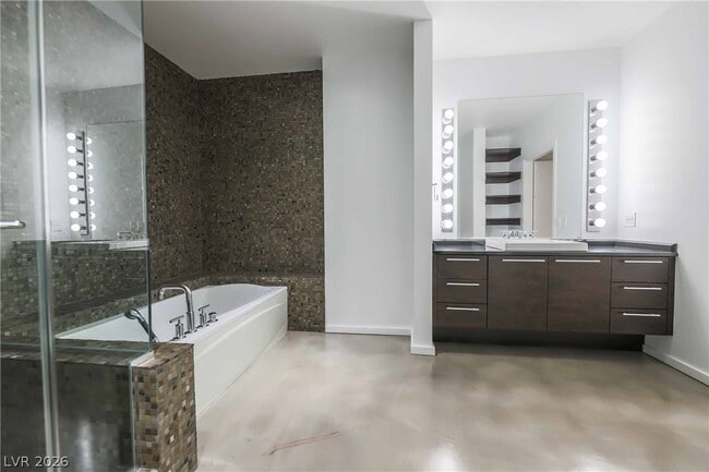 Building Photo - 900 S Las Vegas Blvd