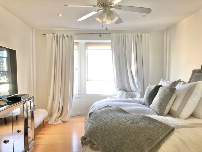 Building Photo - 1990 Green St