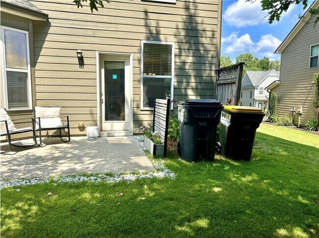 Building Photo - 220 Stone Park Dr