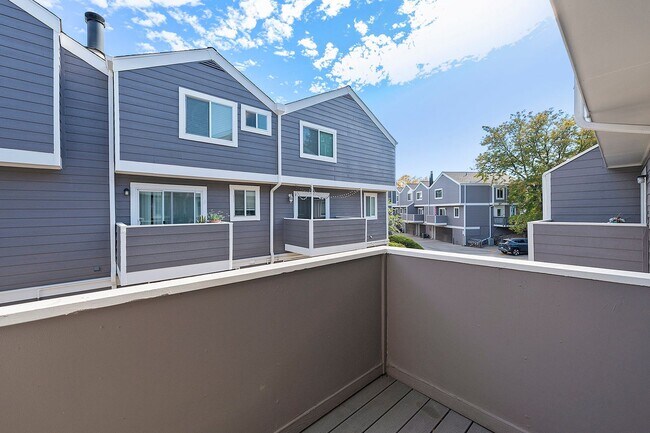 Building Photo - Loft Style Townhouse Available in Arvada!