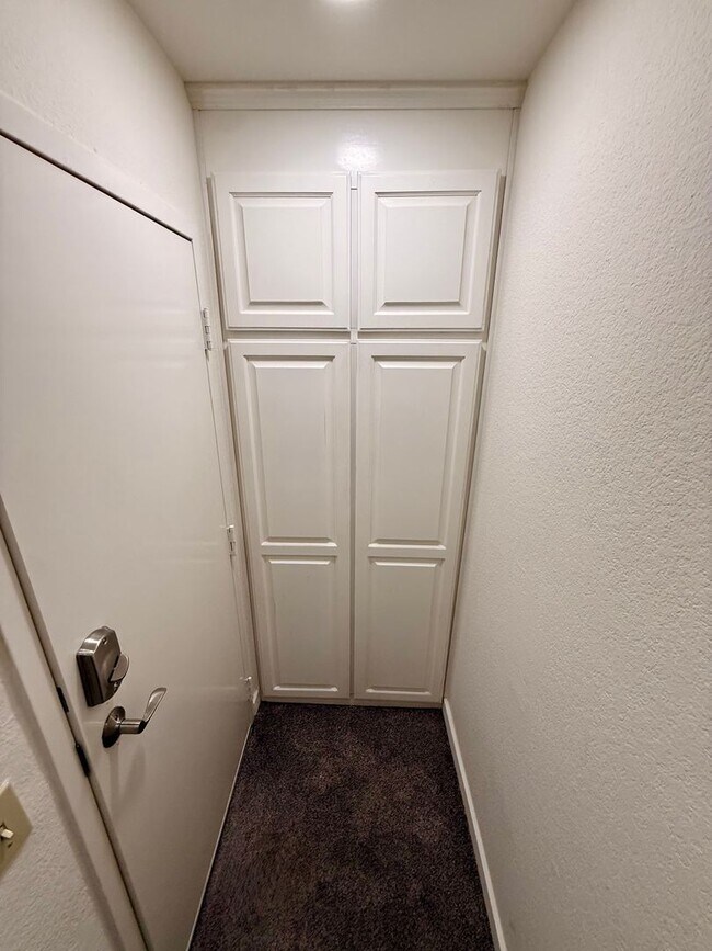 Building Photo - Beautifully Updated 3-Bedroom Tri-Level Co...