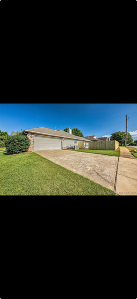 Building Photo - 1000 Inglewood74011 St