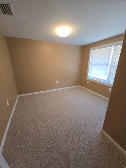 Building Photo - 906 Johns St