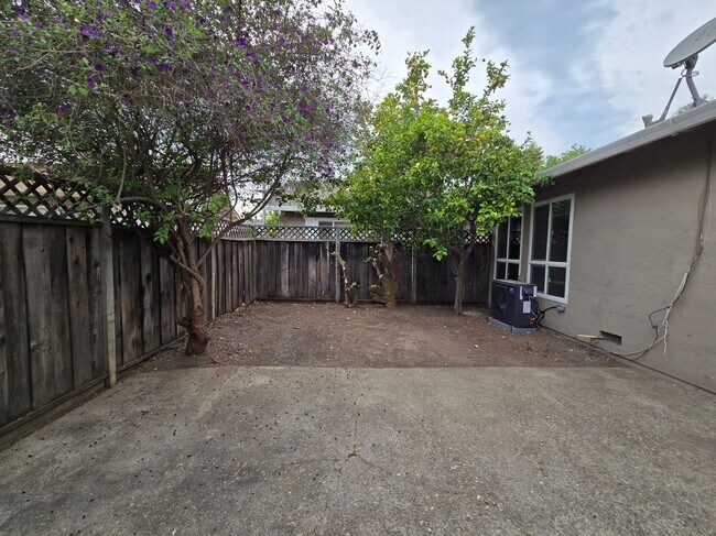 Building Photo - Henderson