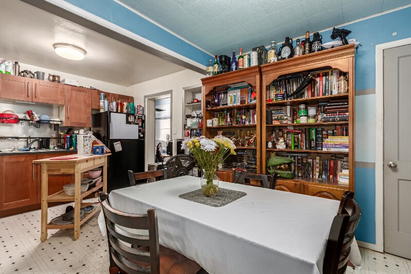 Building Photo - 2801 W Glenrosa Ave