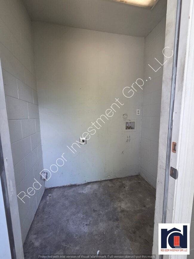 Building Photo - Spacious 3/1 Duplex with Laundry Room