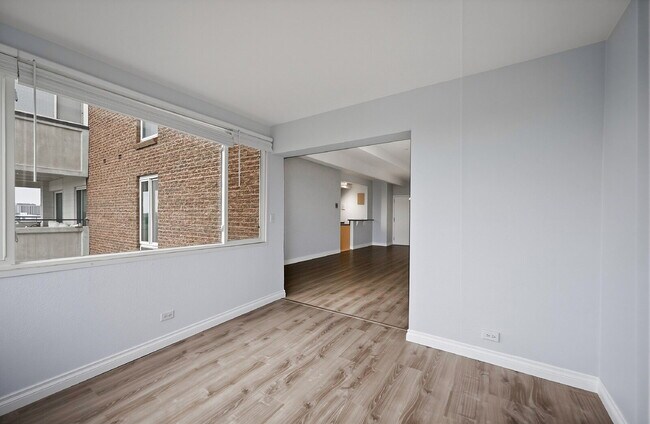 Building Photo - $1,095.95, 1 bed, 1 bath, located in Denver with a gorgeous sunroom