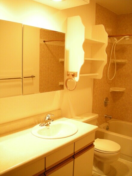 Building Photo - 700 W 47th Ave