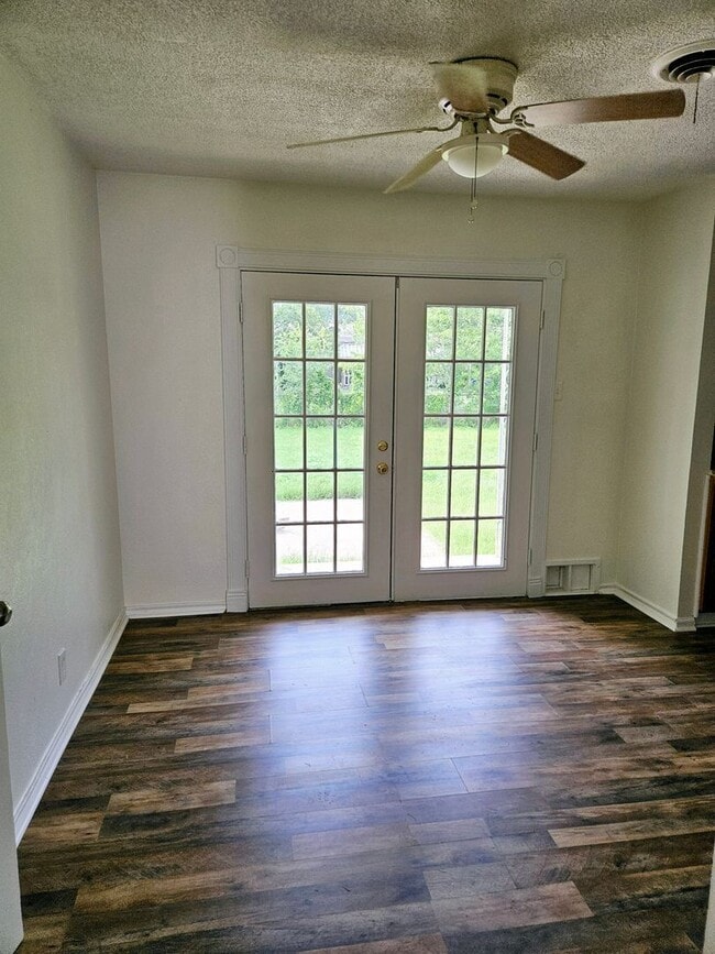 Building Photo - 3 BEDROOM AVAILABLE NOW!