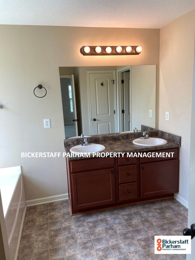 Building Photo - Self-Showings Available! Located in Fort M...