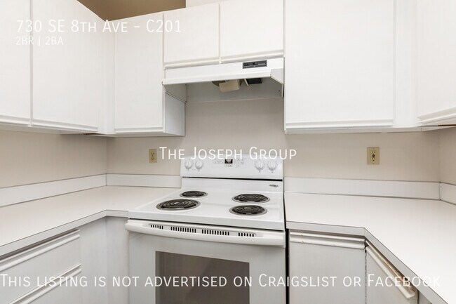 Building Photo - Top Floor 2BD/1.75BA Condo in Oak Harbor!