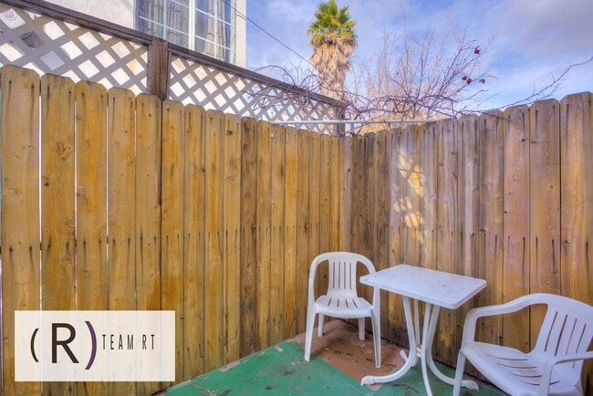 Building Photo - Gorgeous townhouse in a quiet 6-unit gated complex