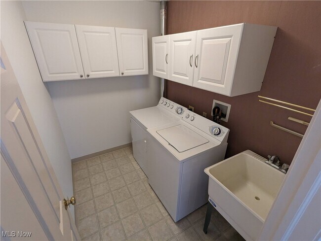 Building Photo - 1417 Hollow Wood Ln