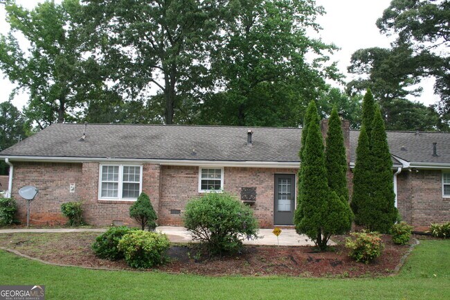 Building Photo - 2075 Pinewood Dr