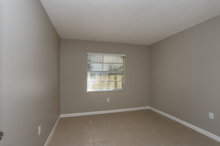 Building Photo - 9811 N Connechusett Rd