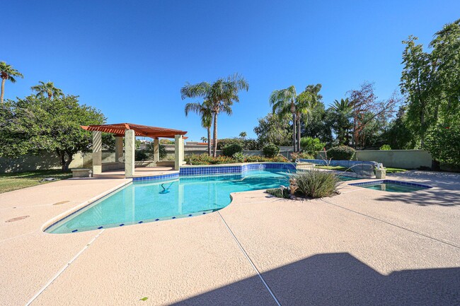 Building Photo - Scottsdale Country Club Living!
