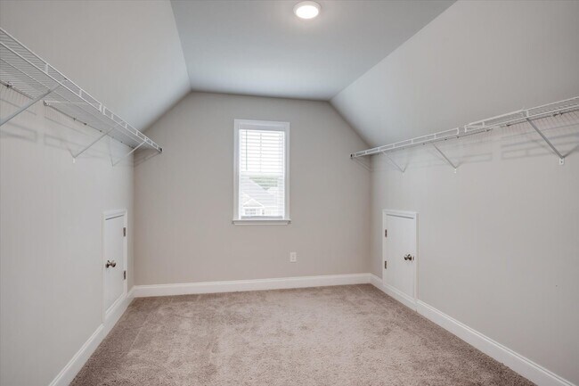 Building Photo - 707 Navan Ln