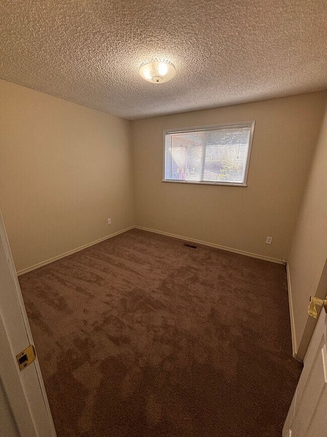 Building Photo - Spacious 4 bedroom 2 bath Home in North Al...