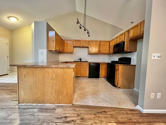 Building Photo - 2 Bed, 2 Bath Townhome with Office, & Fenced Back Patio in Prime Fort Collins Location!