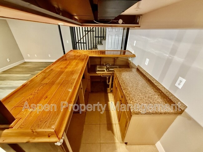 Building Photo - 1704 Parkway Dr