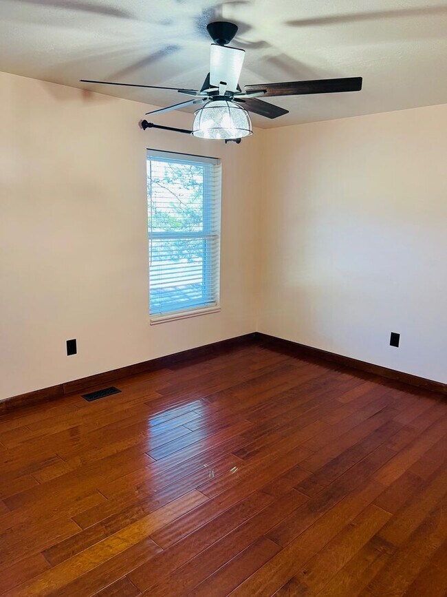 Building Photo - Beautiful townhouse, walk to the Ogden wat...