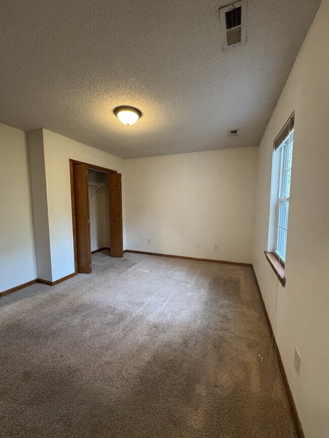 Building Photo - 101 May Ct