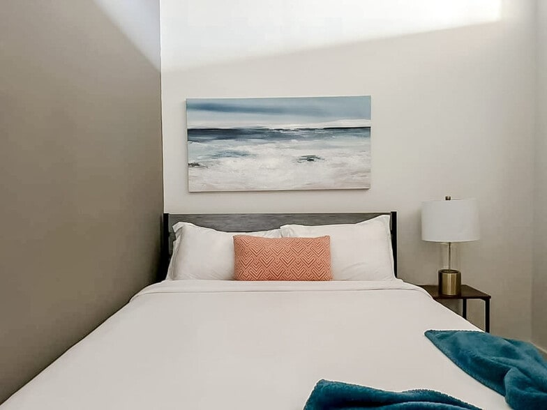 Building Photo - 403 W 4th St N