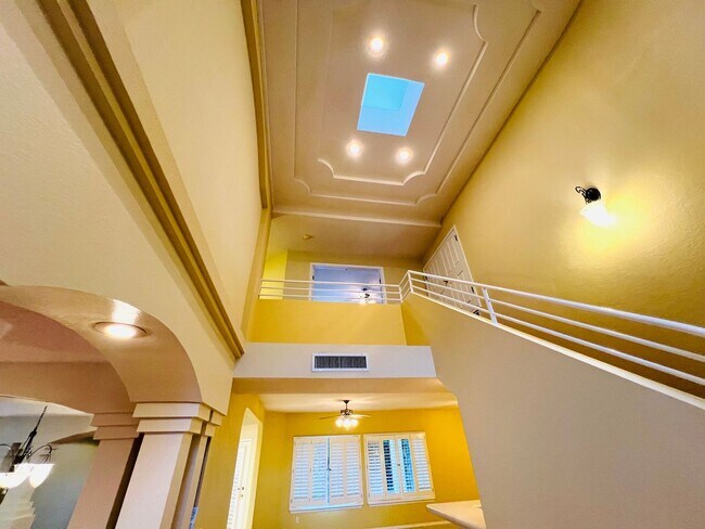 Building Photo - Stunning 4 bedroom, 3 bath home in West El...