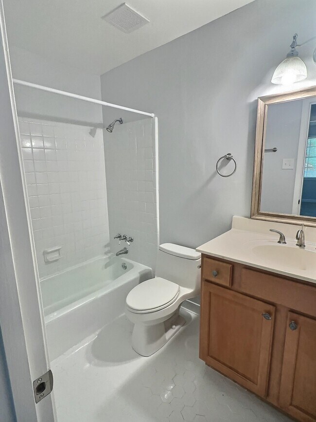 Building Photo - 1562 Holly Hill Dr
