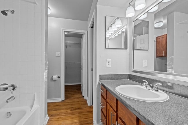 Building Photo - Awesome Huge 1 BD with Garage -  Dog Park - Resort Pool - One Month Free Rent - $1195