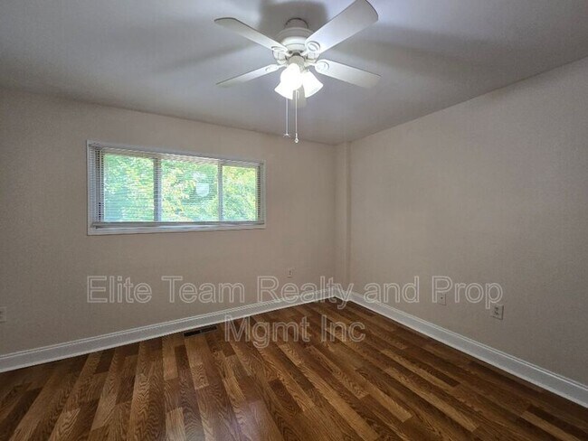 Building Photo - 1207 Green Oaks Ln