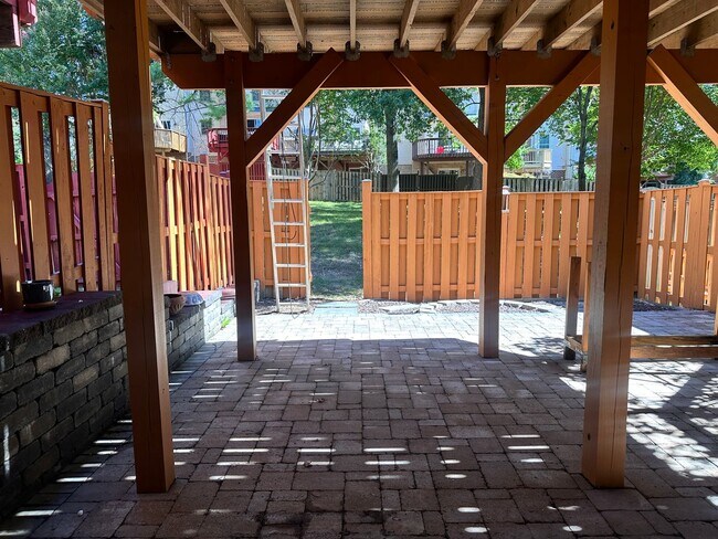 Building Photo - Renovated Kingstowne Townhouse | 3 Beds, 2...