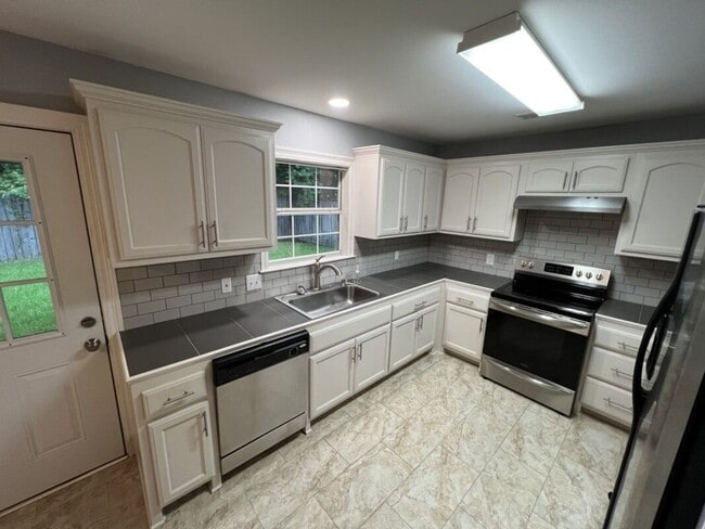 Building Photo - Must See!  Trendy 3 bedroom, 2 bath home i...