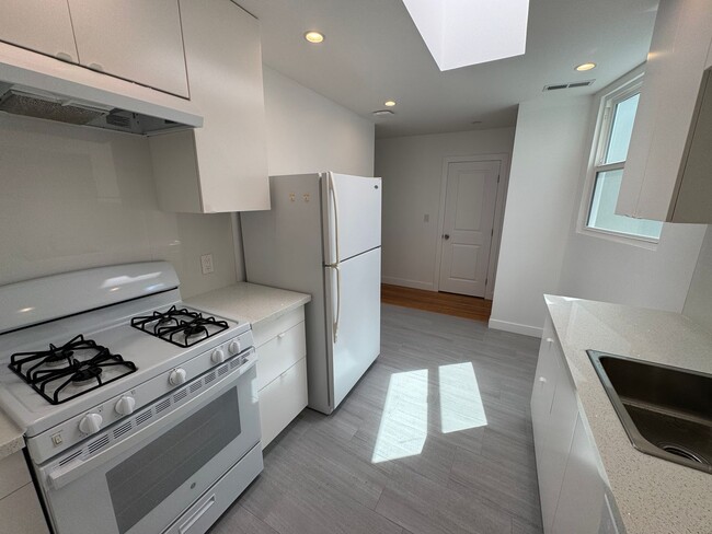 Building Photo - Spacious 5BR/6BA Updated Home with Private...