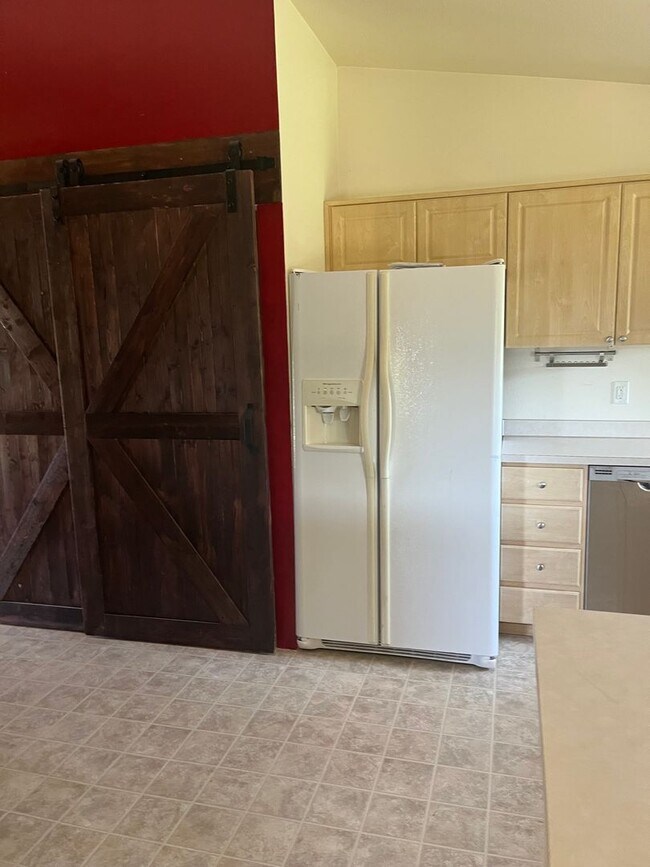 Building Photo - Large 3 bed/2 bath single family home