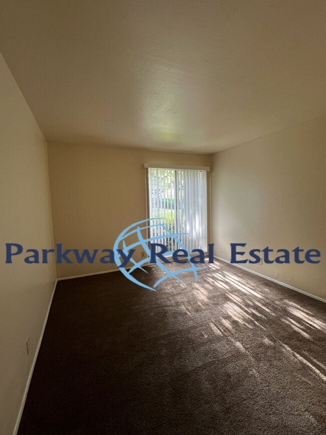 Building Photo - Downstairs 2 Bedroom 1 Bathroom Condo in E...
