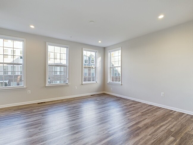 Building Photo - Stunning, Bright 2 Bedrooms  2 1/2 Bathroo...