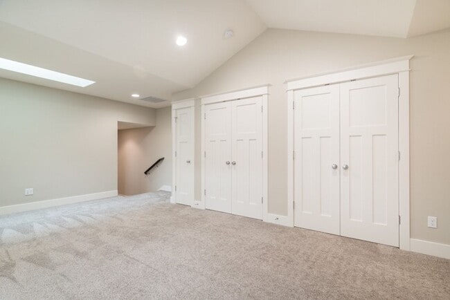 Building Photo - Luxury Townhome in the Heart of Lake Osweg...