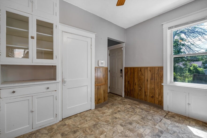 Building Photo - 1223 Gruner pl