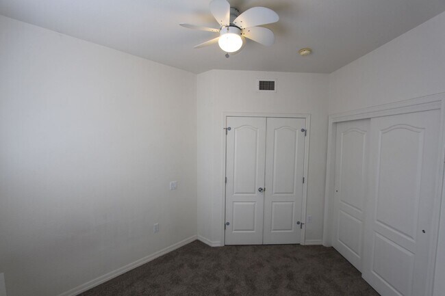 Building Photo - 3-Bedroom Summit Park Condo with Fireplace, Balcony & Covered Parking