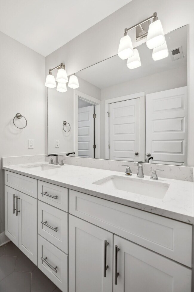 Building Photo - Grandeur in Germantown!