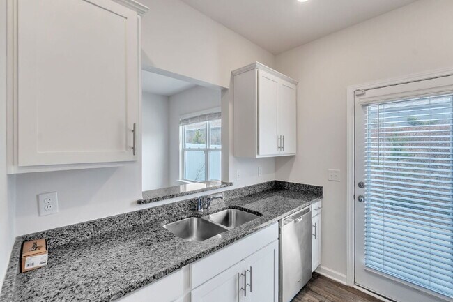 Building Photo - Beautiful 3 BR / 2.5 BA Townhome with Patio & Community Amenities $1,725/mo rent**